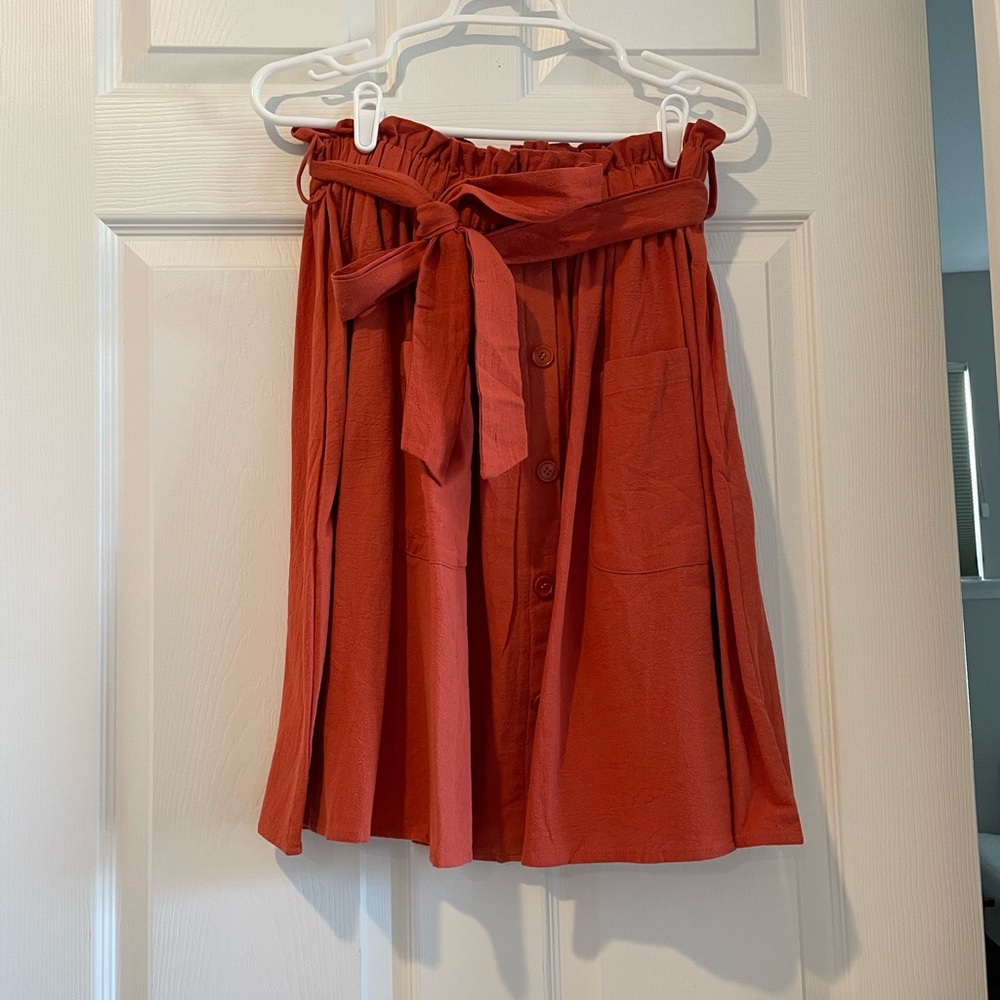 Orange skirt with tie and buttons, new